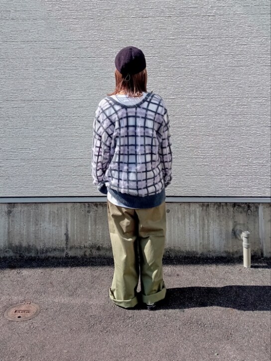 グレー系のニット/セーター、グリーン系のチノパンツ、ブラック系のキャップを着用したレディースの秋コーディネートの4枚目の写真