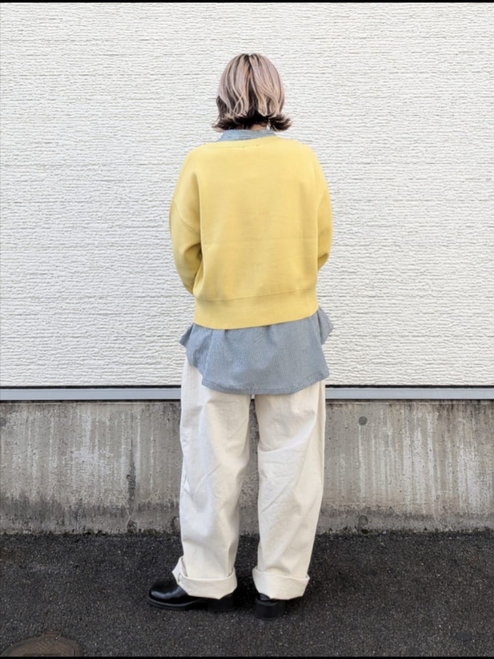 グリーン系のモッズコート、イエロー系のニット/セーター、その他のシャツ/ブラウスを着用したレディースの冬コーディネートの7枚目の写真