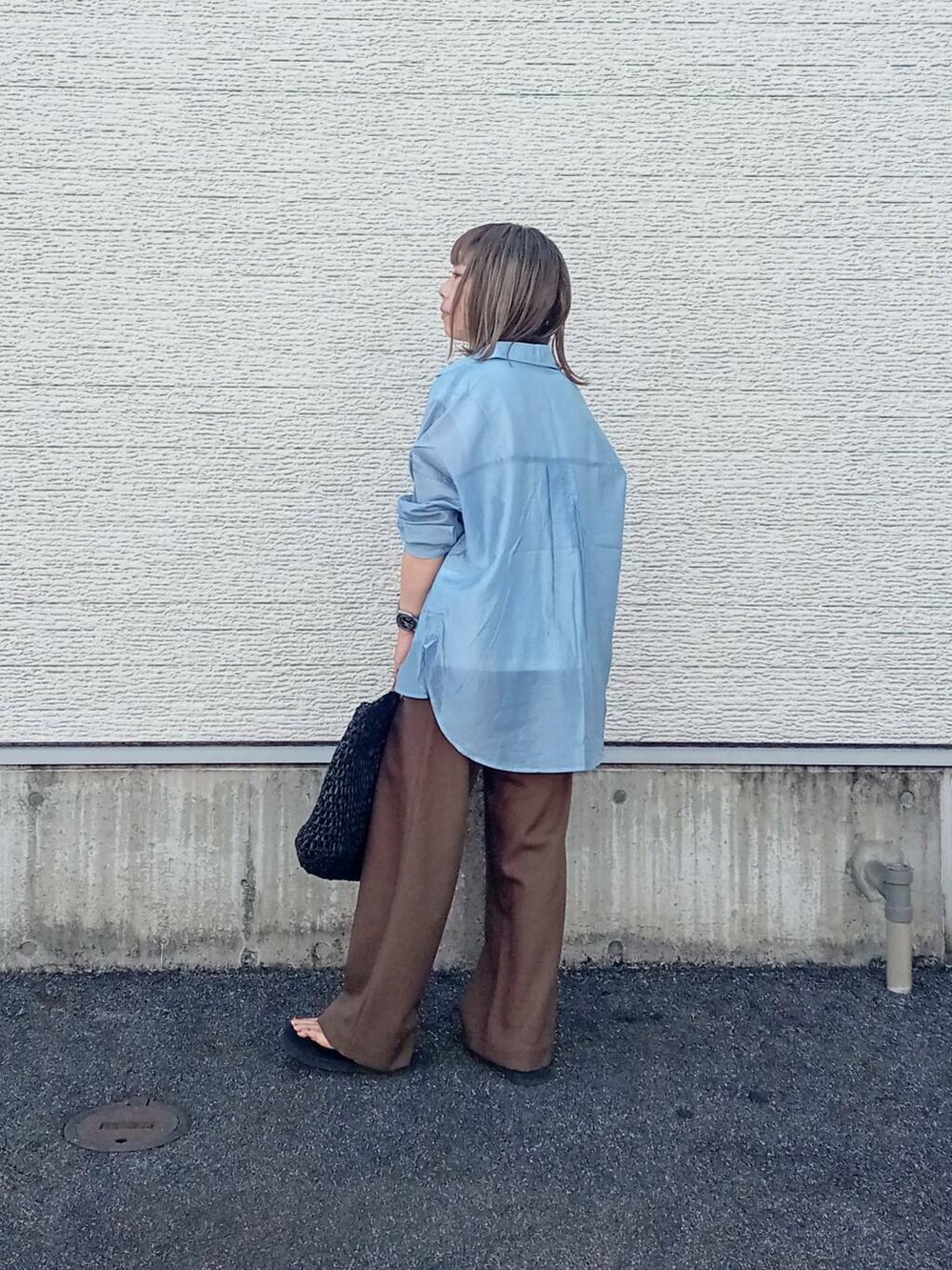 ブラック系のトートバッグ、ブルー系のシャツ/ブラウス、ホワイト系のTシャツ/カットソーを着用したレディースの夏コーディネートの4枚目の写真