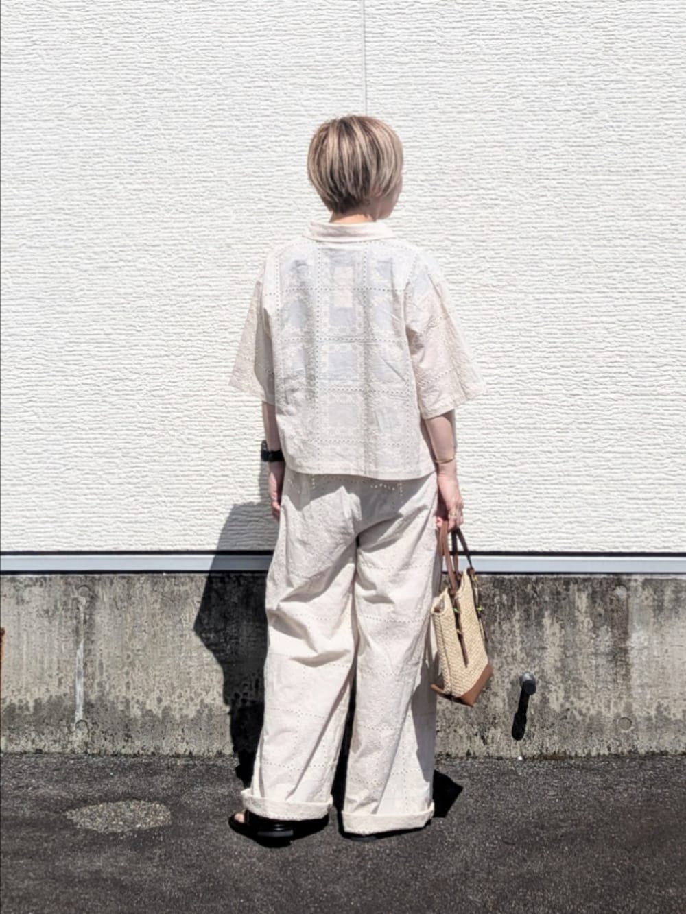 ホワイト系のシャツ/ブラウス、ホワイト系のその他パンツ、ブラック系のTシャツ/カットソーを着用したレディースの夏コーディネートの4枚目の写真