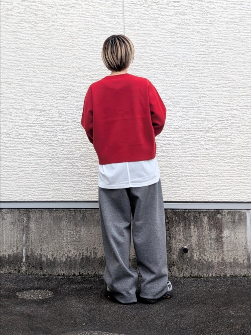レッド系のニット/セーター、ホワイト系のシャツ/ブラウス、グレー系のその他パンツを着用したレディースの秋コーディネートの2枚目の写真