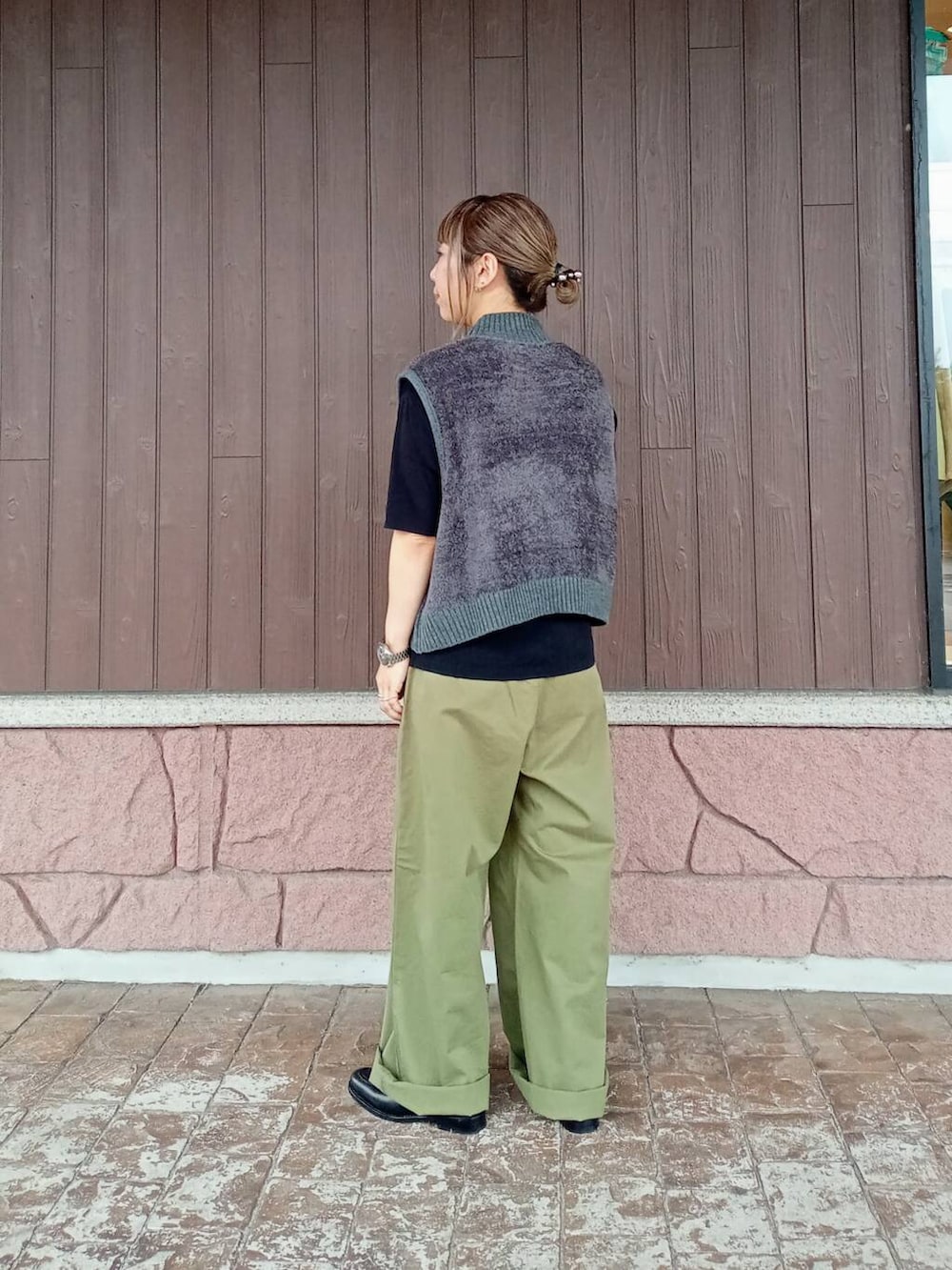 ブラック系のニット/セーター、グレー系のニット/セーター、ブラック系のチノパンツを着用したレディースの秋コーディネートの4枚目の写真