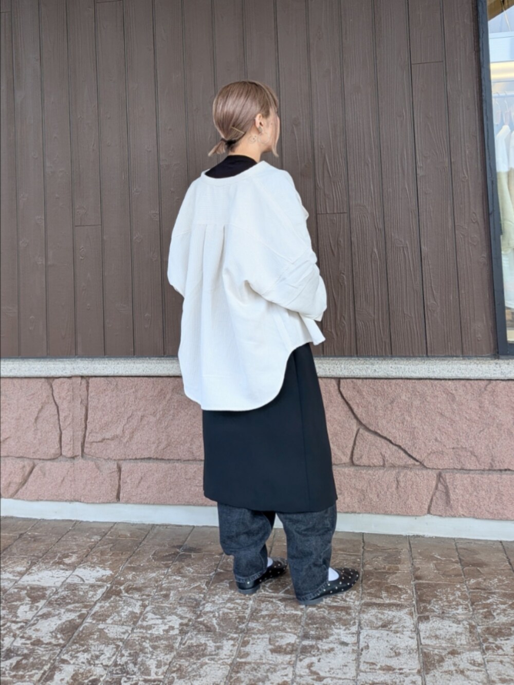 ホワイト系のシャツ/ブラウス、ブラック系のニット/セーター、ブラック系のスカートを着用したレディースの秋コーディネートの5枚目の写真
