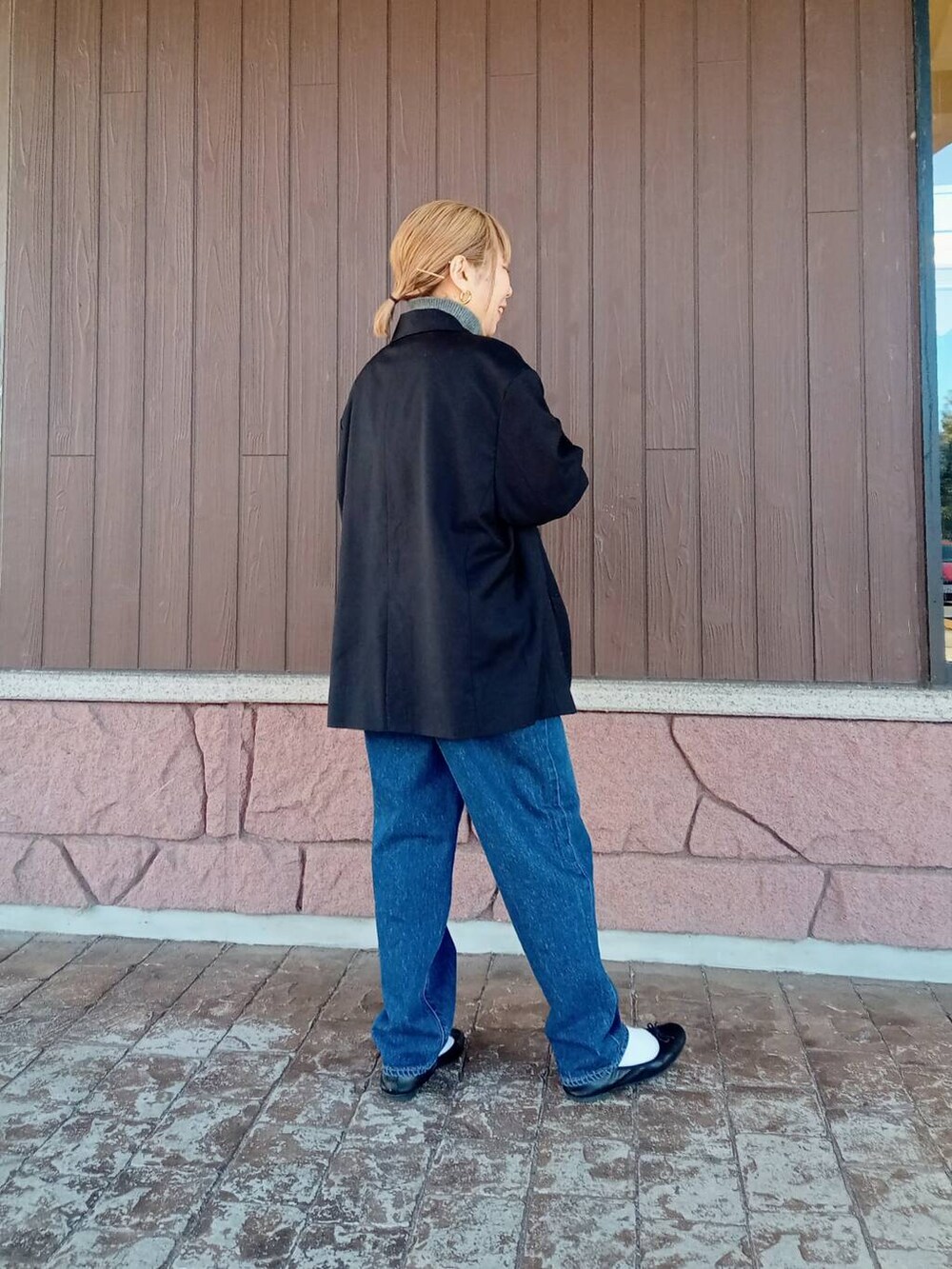 ブルー系のデニムパンツ、ブラック系のその他アウター、グレー系のニット/セーターを着用したレディースの冬コーディネートの3枚目の写真