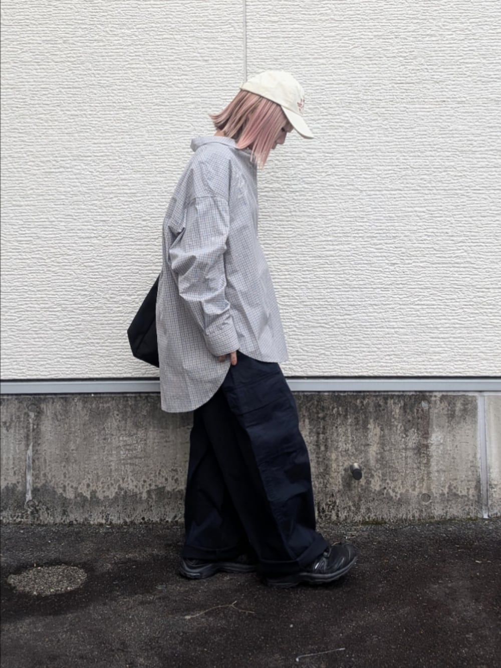 ブルー系のその他パンツ、ブルー系のシャツ/ブラウス、ブラック系のショルダーバッグを着用したレディースの春コーディネートの2枚目の写真