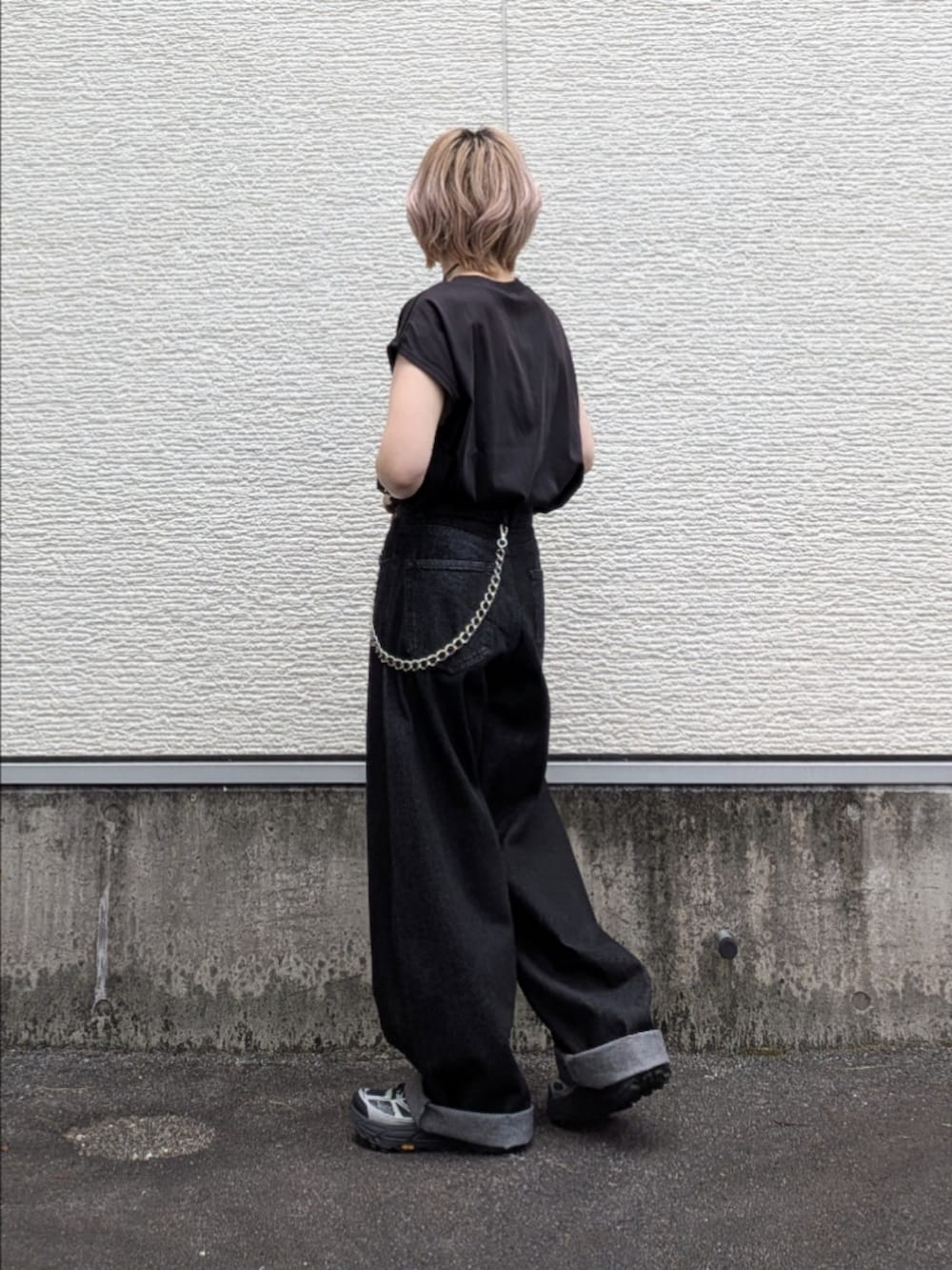 ブラック系のTシャツ/カットソー、ブラック系のデニムパンツ、ブラック系のスニーカーを着用したレディースの夏コーディネートの3枚目の写真