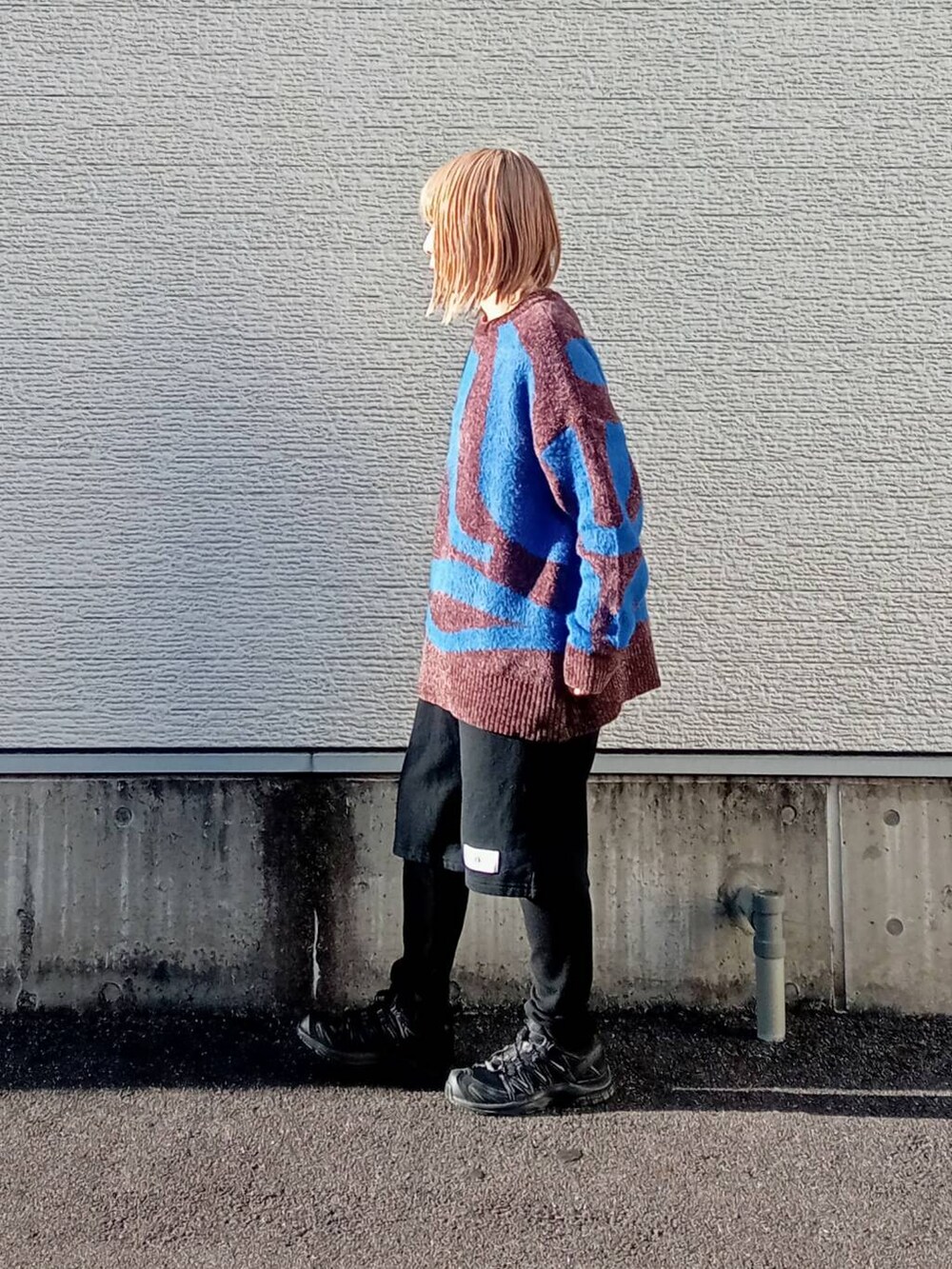 ブラウン系のニット/セーター、ブラック系のその他パンツを着用したレディースの冬コーディネートの3枚目の写真