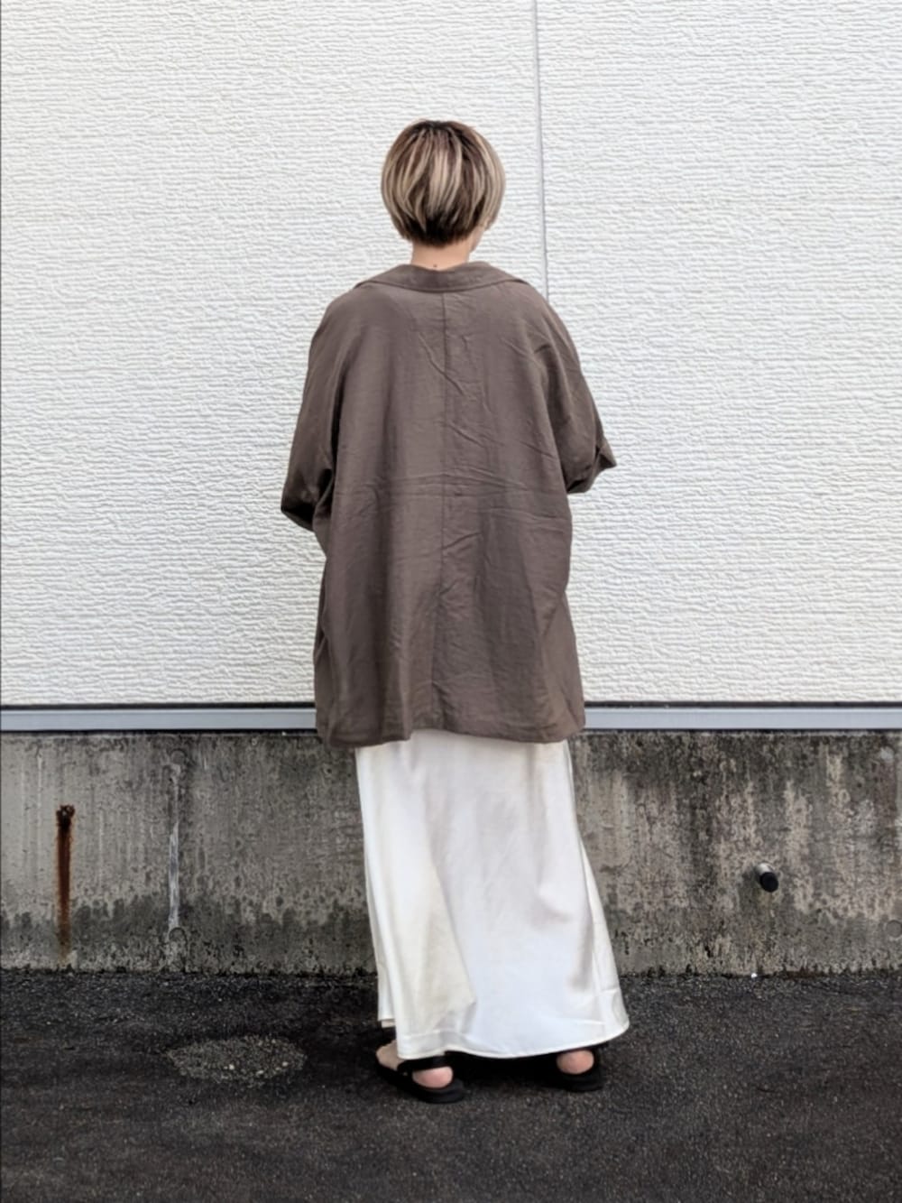 ブラウン系のその他アウター、グレー系のベスト、ブラック系のTシャツ/カットソーを着用したレディースの夏コーディネートの2枚目の写真