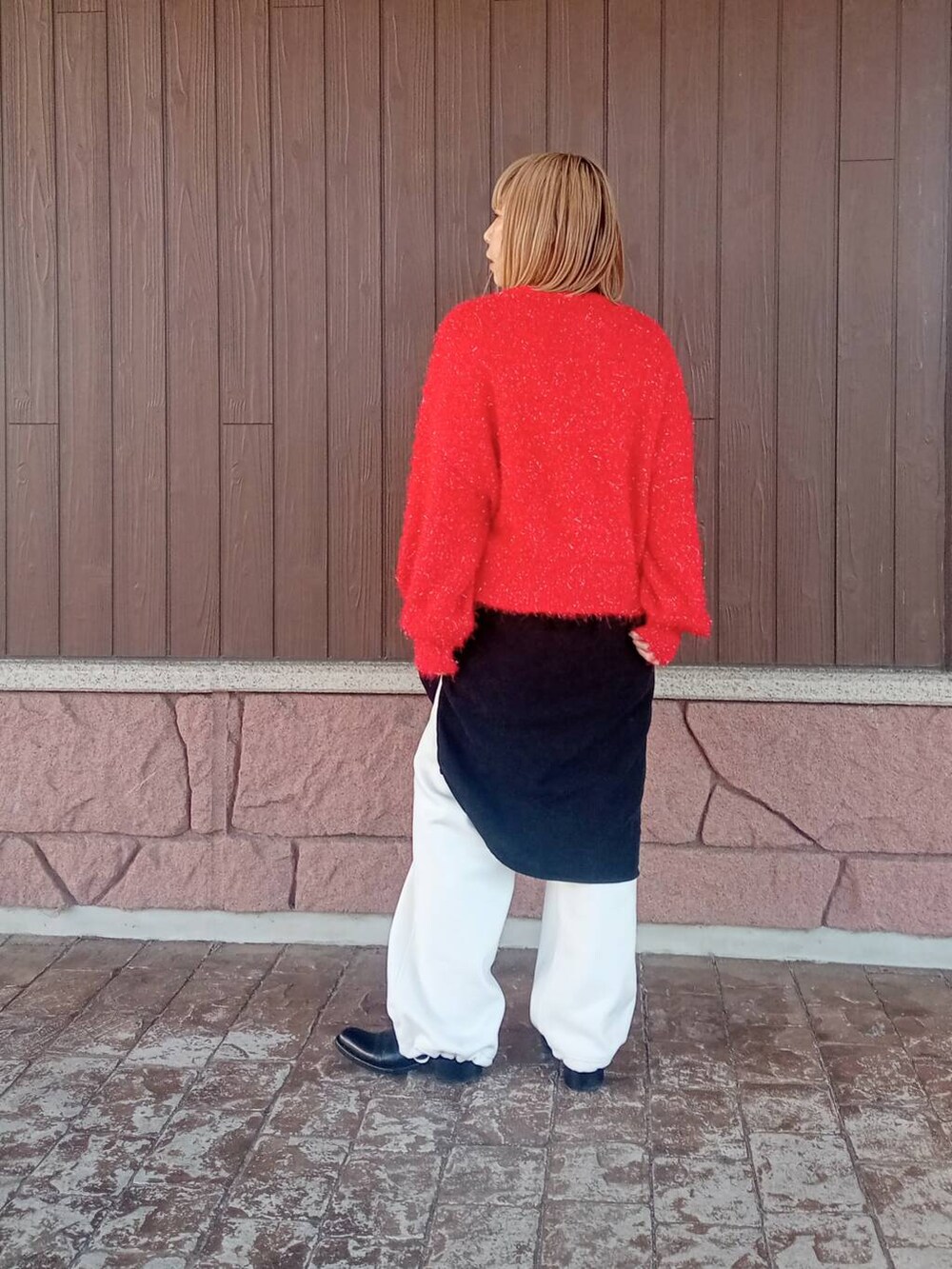 ブラック系のTシャツ/カットソー、ホワイト系のその他パンツ、レッド系のニット/セーターを着用したレディースの冬コーディネートの4枚目の写真