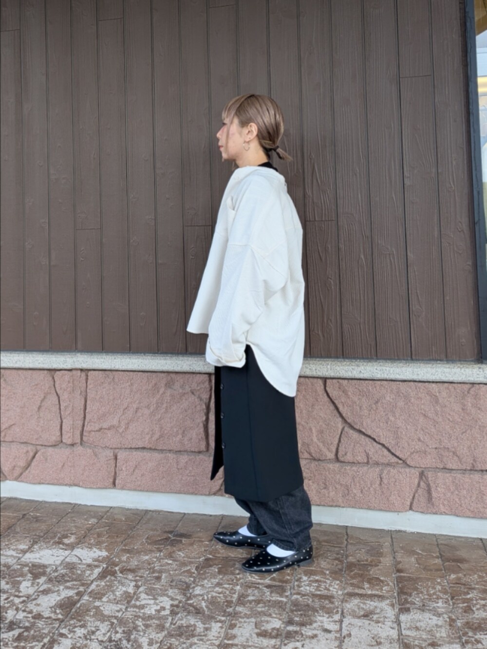ホワイト系のシャツ/ブラウス、ブラック系のニット/セーター、ブラック系のスカートを着用したレディースの秋コーディネートの4枚目の写真