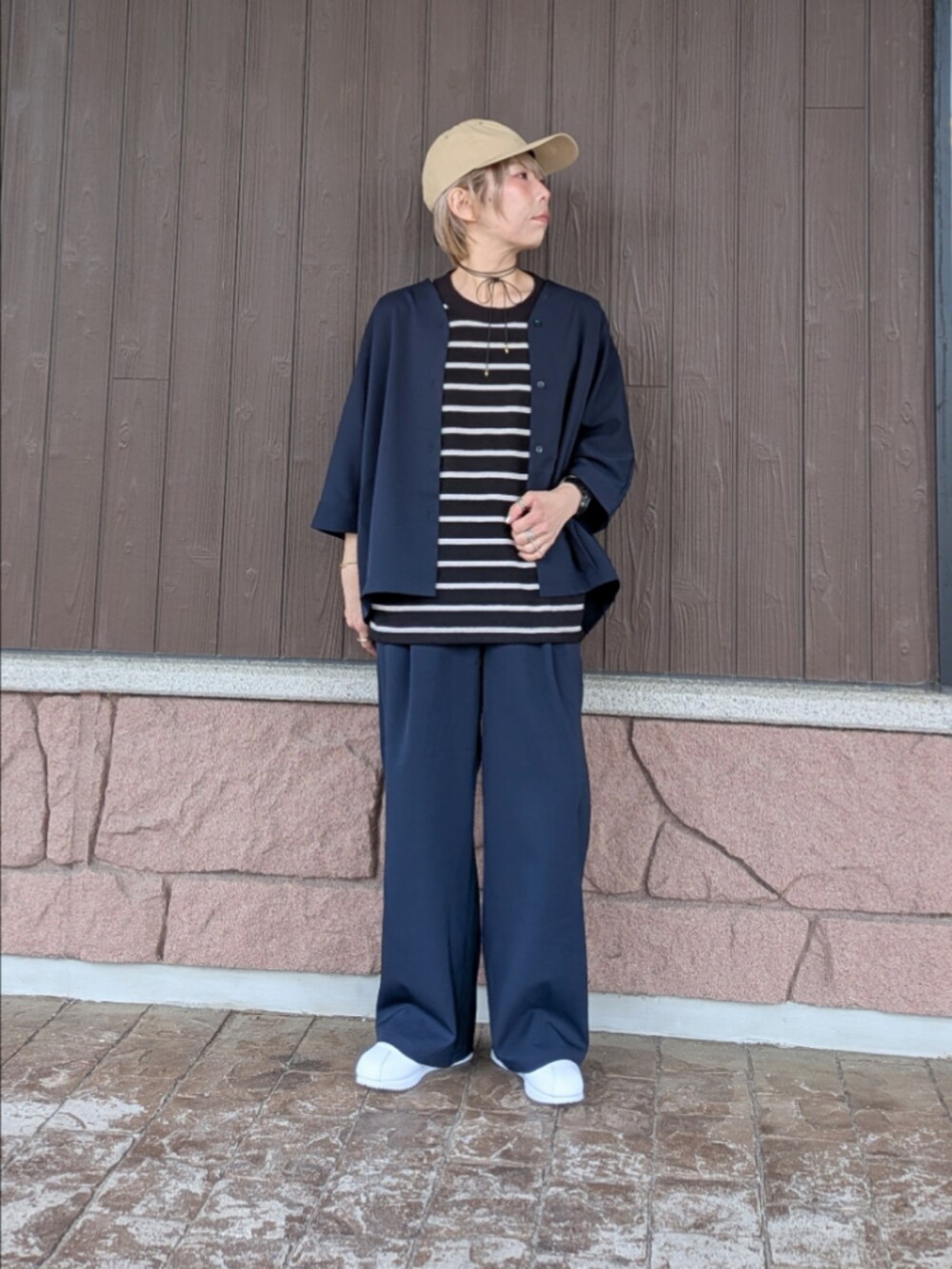 ブルー系のシャツ/ブラウス、ブルー系のその他パンツ、ブラック系のネックレスを着用したレディースの春コーディネートの5枚目の写真