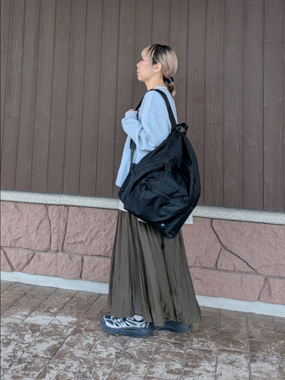 ベージュ系のシャツ/ブラウス、ブラウン系のスカート、ブルー系のTシャツ/カットソーを着用したレディースの春コーディネートの3枚目の写真