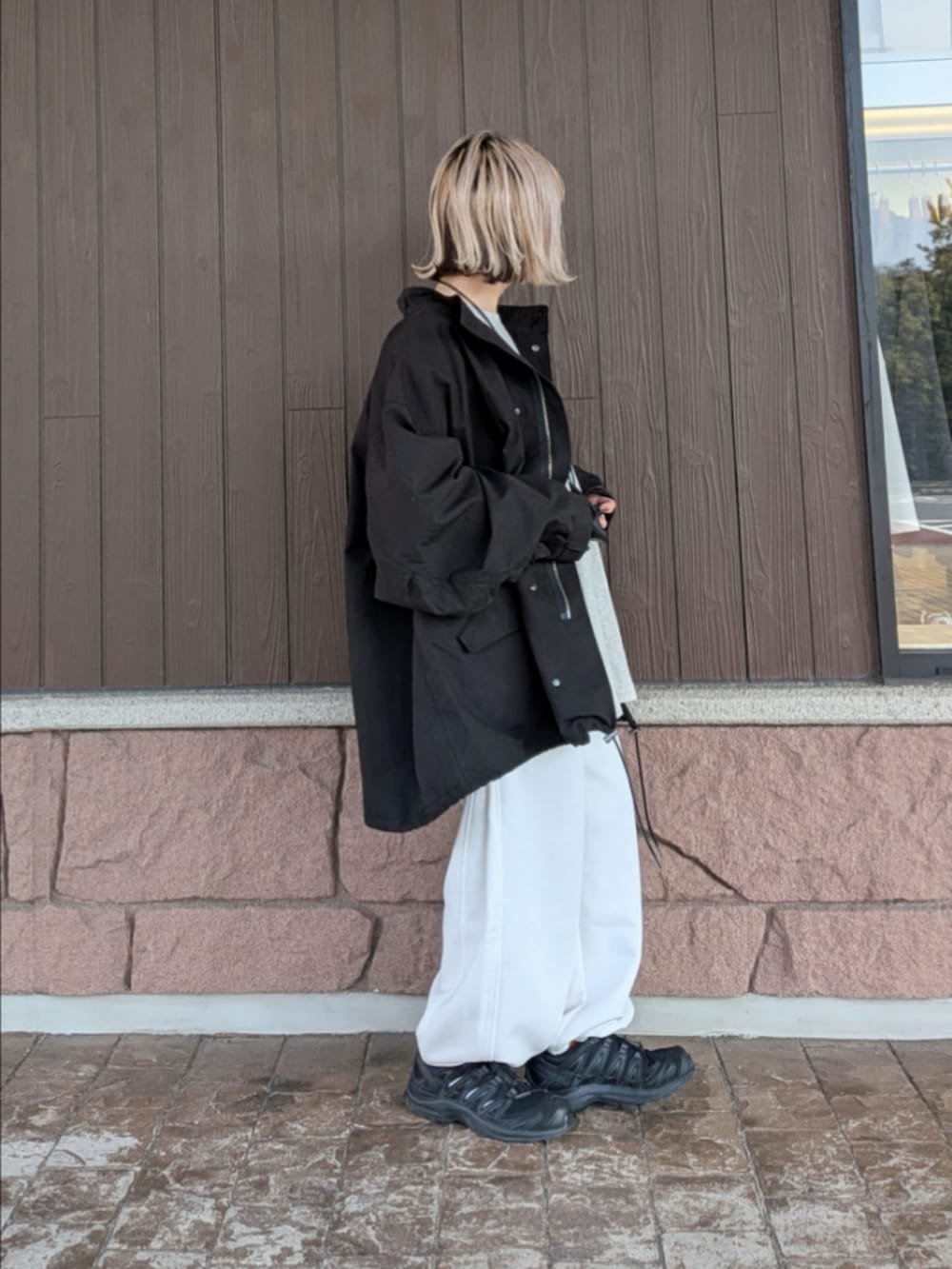 ベージュ系のTシャツ/カットソー、ブラック系のモッズコート、ホワイト系のその他パンツを着用したレディースの冬コーディネートの2枚目の写真