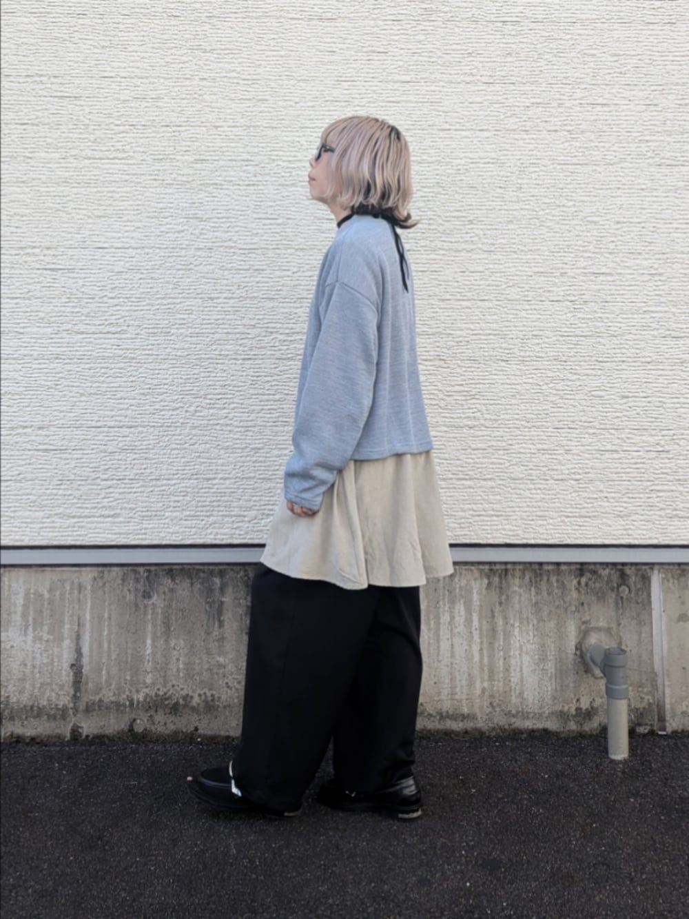 ブルー系のシャツ/ブラウス、ブラック系のその他パンツ、ブラック系のメガネを着用したレディースの冬コーディネートの2枚目の写真