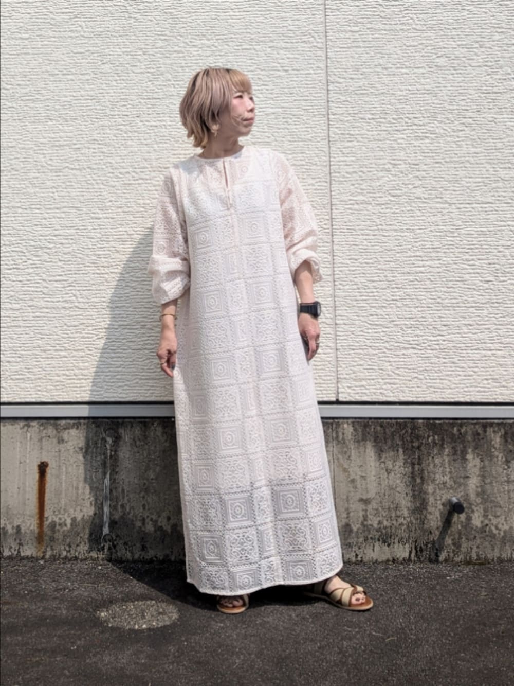 ベージュ系のワンピース、ベージュ系のその他パンツを着用したレディースの夏コーディネートの4枚目の写真