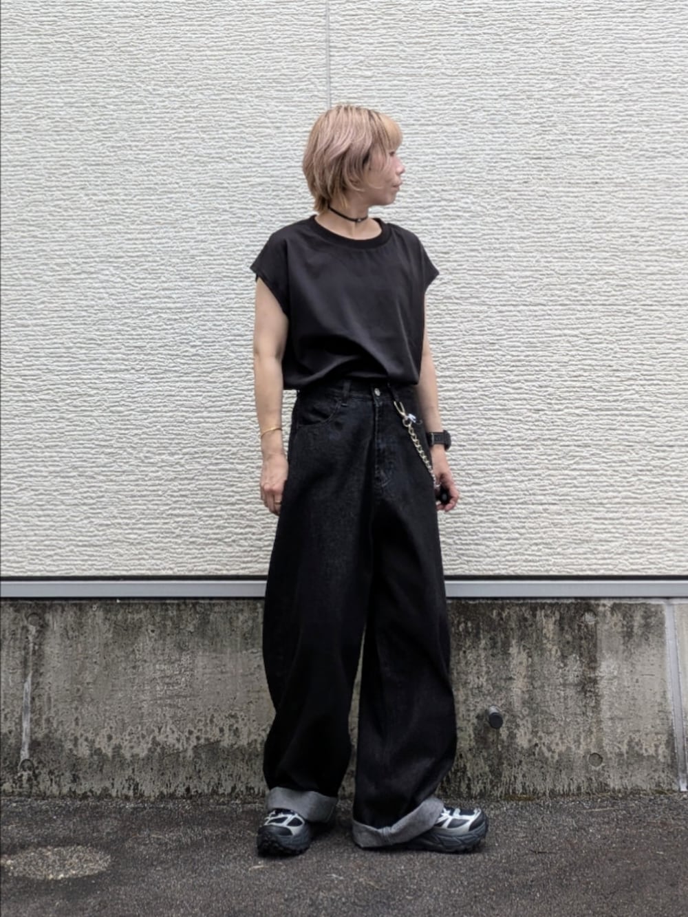 ブラック系のTシャツ/カットソー、ブラック系のデニムパンツ、ブラック系のスニーカーを着用したレディースの夏コーディネートの2枚目の写真