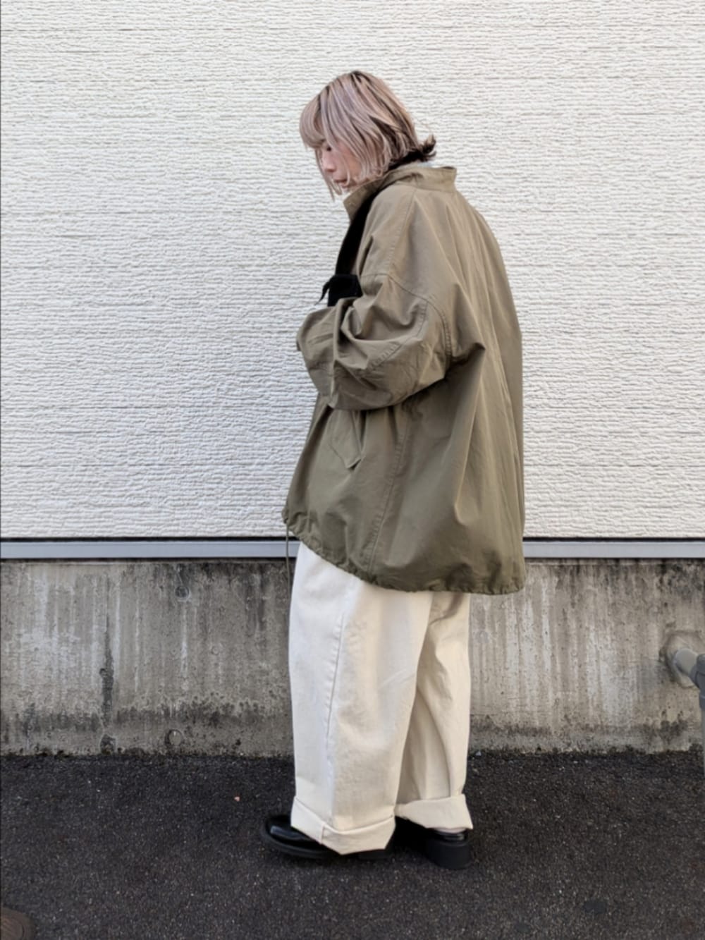 グリーン系のモッズコート、イエロー系のニット/セーター、その他のシャツ/ブラウスを着用したレディースの冬コーディネートの3枚目の写真