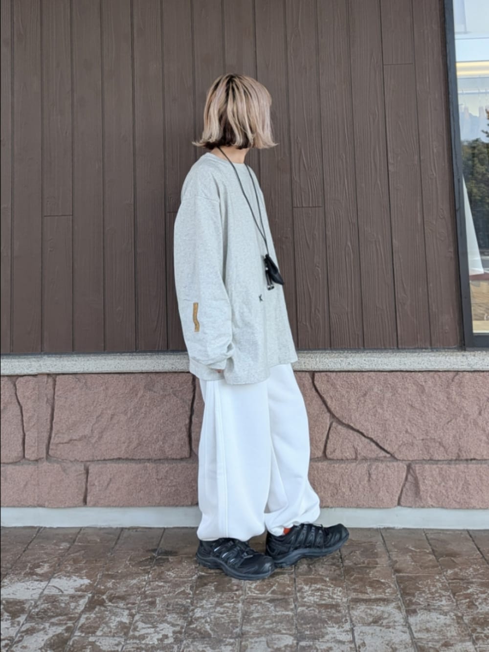 ベージュ系のTシャツ/カットソー、ブラック系のモッズコート、ホワイト系のその他パンツを着用したレディースの冬コーディネートの6枚目の写真