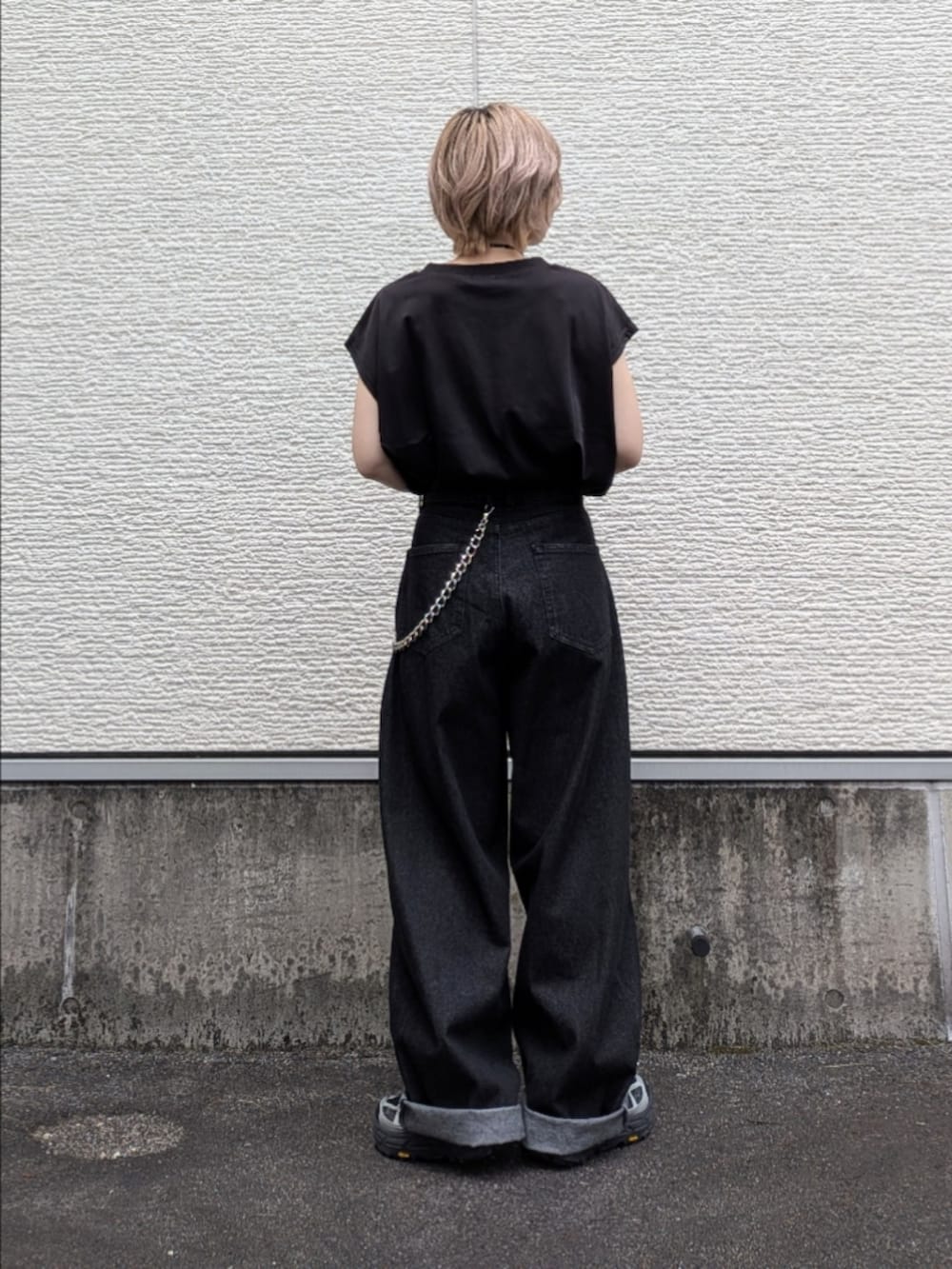 ブラック系のTシャツ/カットソー、ブラック系のデニムパンツ、ブラック系のスニーカーを着用したレディースの夏コーディネートの4枚目の写真