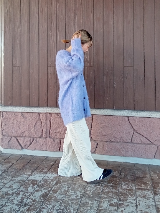 パープル系のニット/セーター、ホワイト系のその他パンツ、ブラック系のスニーカーを着用したレディースの冬コーディネートの3枚目の写真