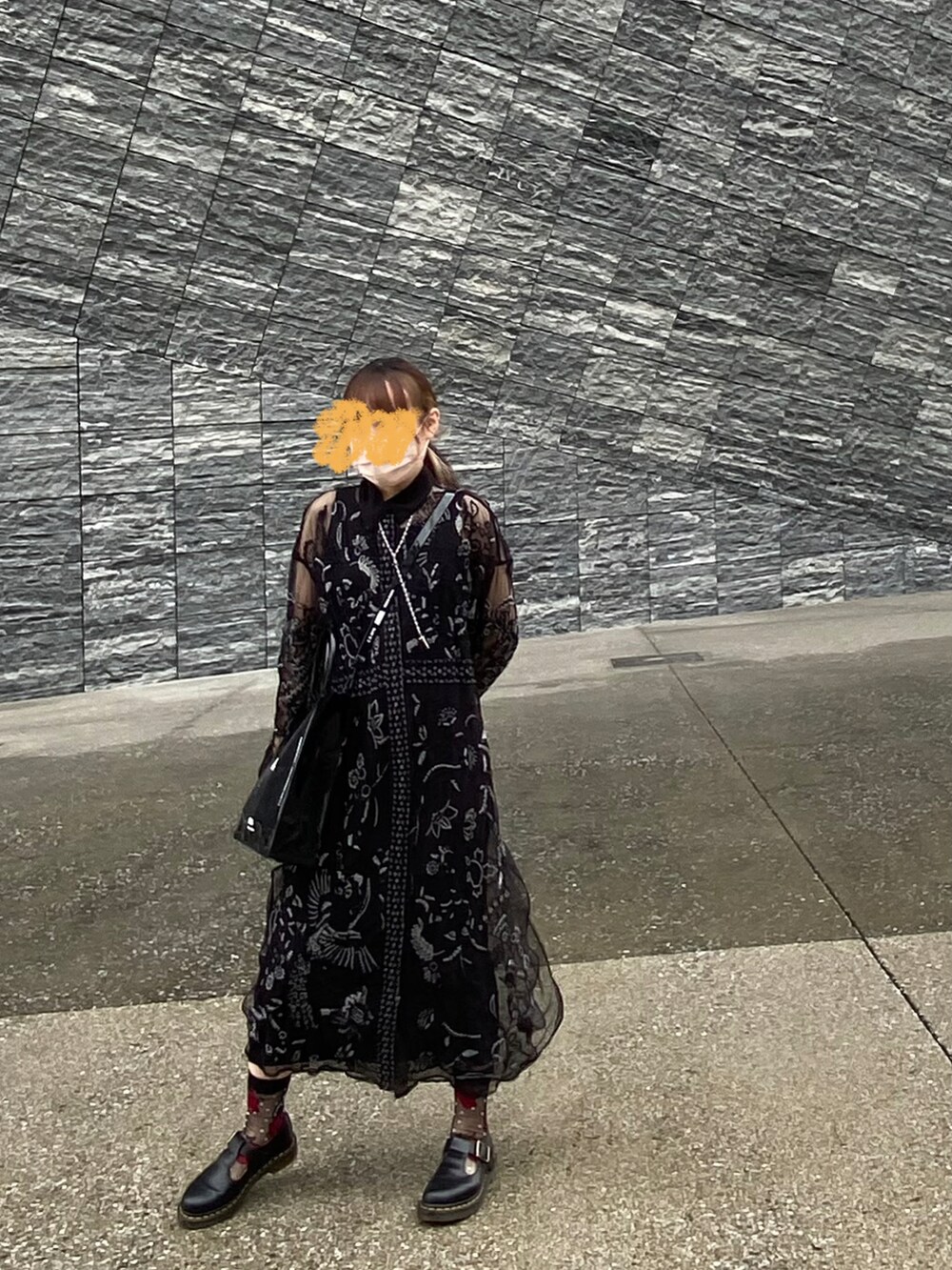 ブラック系のシャツワンピース、ブラック系のパンプス、ブラック系のタンクトップを着用したレディースの秋コーディネートの2枚目の写真