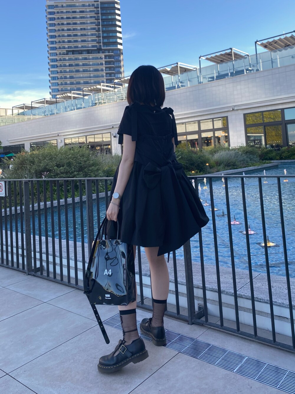 ブラック系のワンピース、ブラック系のドレスシューズ、ブラック系のショルダーバッグを着用したレディースの夏コーディネートの2枚目の写真