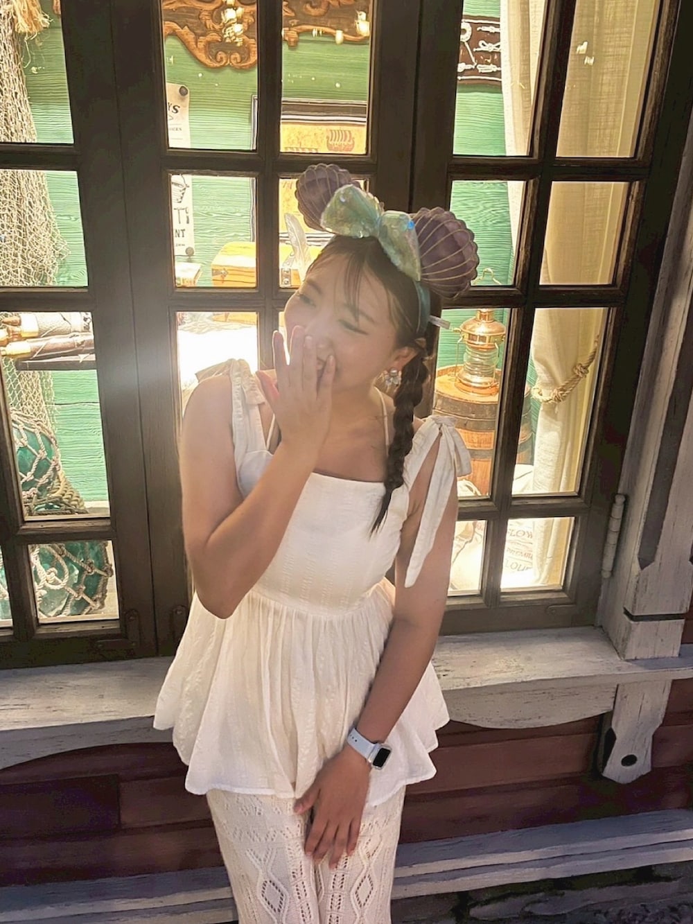 ホワイト系のキャミソール、ホワイト系のその他パンツ、ベージュ系のサンダルを着用したレディースの夏コーディネートの2枚目の写真