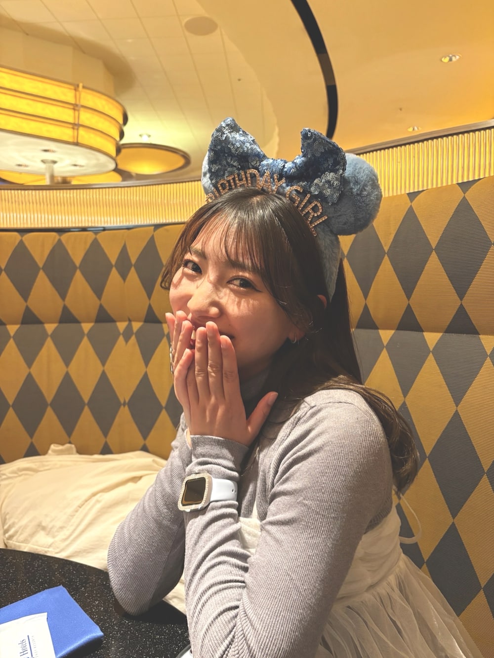 ホワイト系のブルゾン、ブラック系のブーツ、ブラック系のその他パンツを着用したレディースの春コーディネートの2枚目の写真