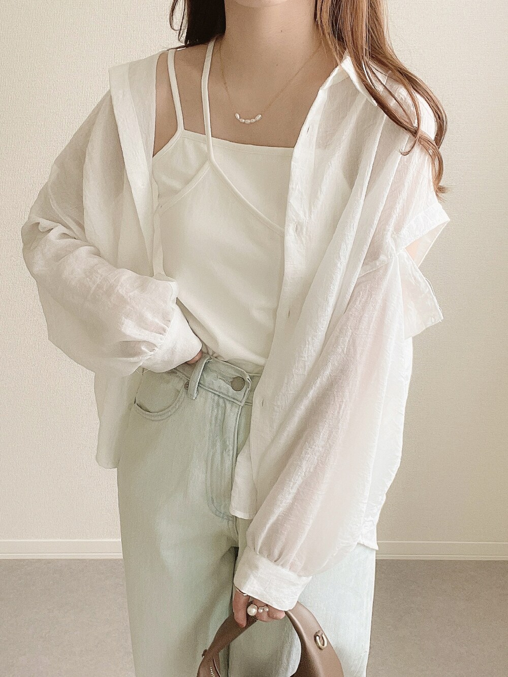 ホワイト系のシャツ/ブラウス、ブルー系のデニムパンツを着用したレディースの夏コーディネートの3枚目の写真