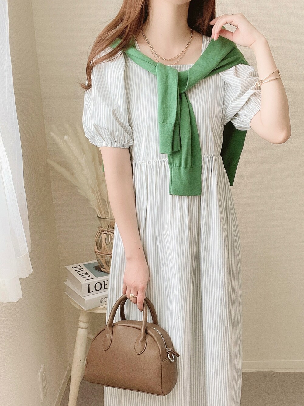 グレー系のワンピース、グリーン系のトップス、ブラウン系のシューズを着用したレディースの夏コーディネートの2枚目の写真