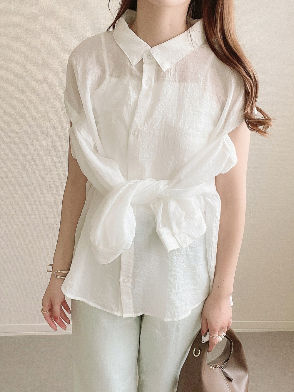 ホワイト系のシャツ/ブラウス、ブルー系のデニムパンツを着用したレディースの夏コーディネートの5枚目の写真