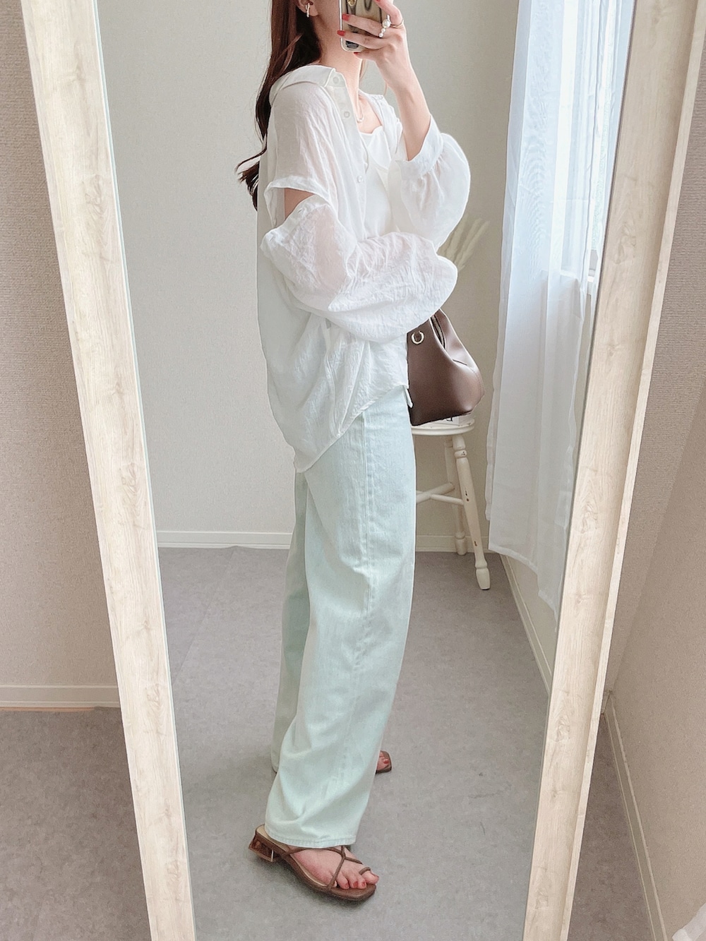 ホワイト系のシャツ/ブラウス、ブルー系のデニムパンツを着用したレディースの夏コーディネートの2枚目の写真