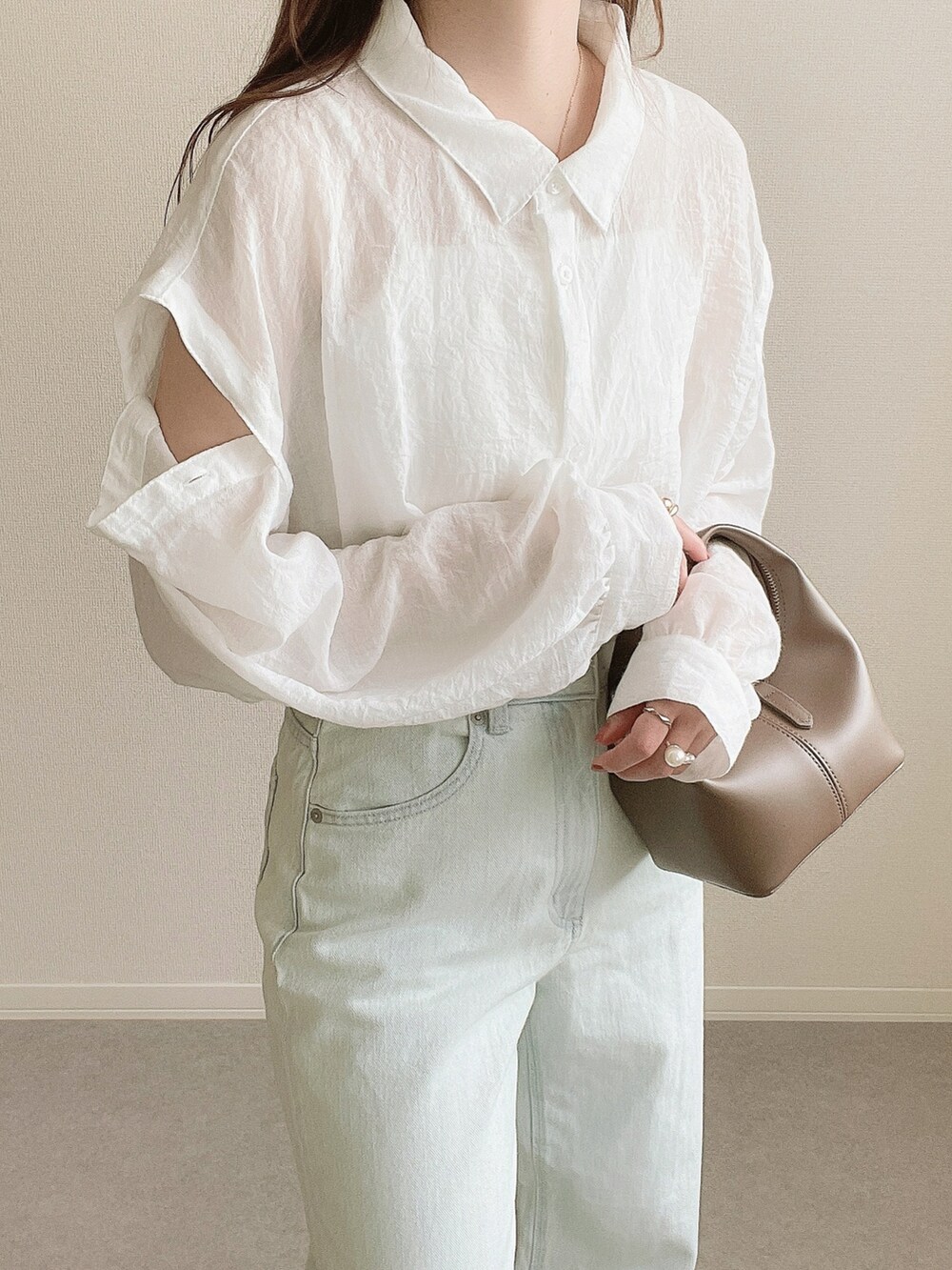 ホワイト系のシャツ/ブラウス、ブルー系のデニムパンツを着用したレディースの夏コーディネートの4枚目の写真