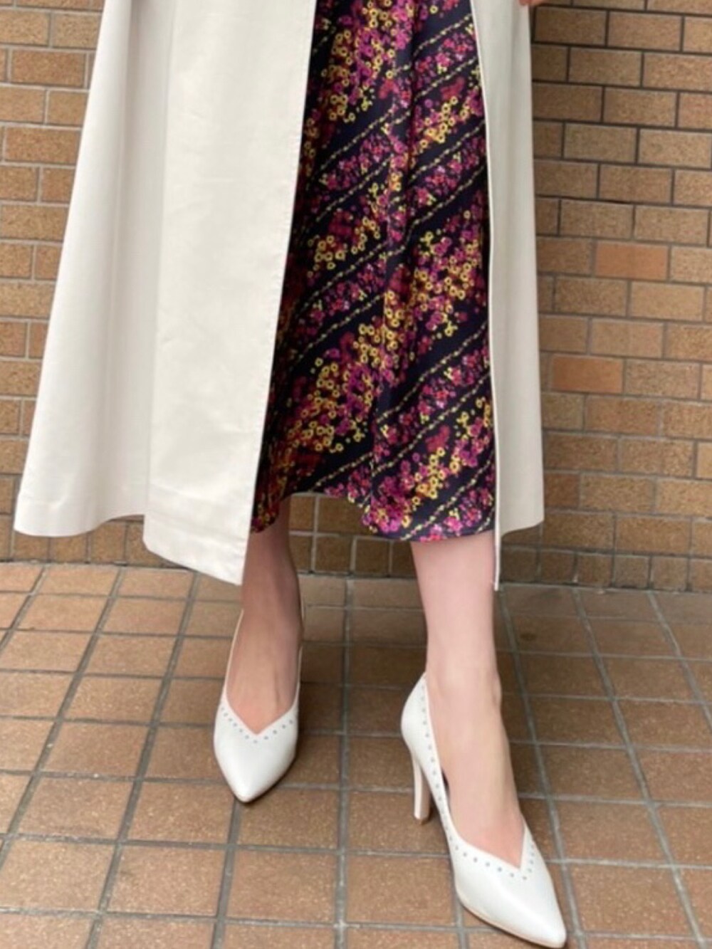 「ワンピース、トレンチコート、お出かけコーデ、大人コーデ、春服、スカートスタイル、春カラー、春コーデ」｜「LOVELESSのアイボリー レイヤードライトトレンチコート（トレンチコート、ホワイト系）」を使った、Imaokaさん（レディース・160cm）の冬コーディネートの3枚目の写真