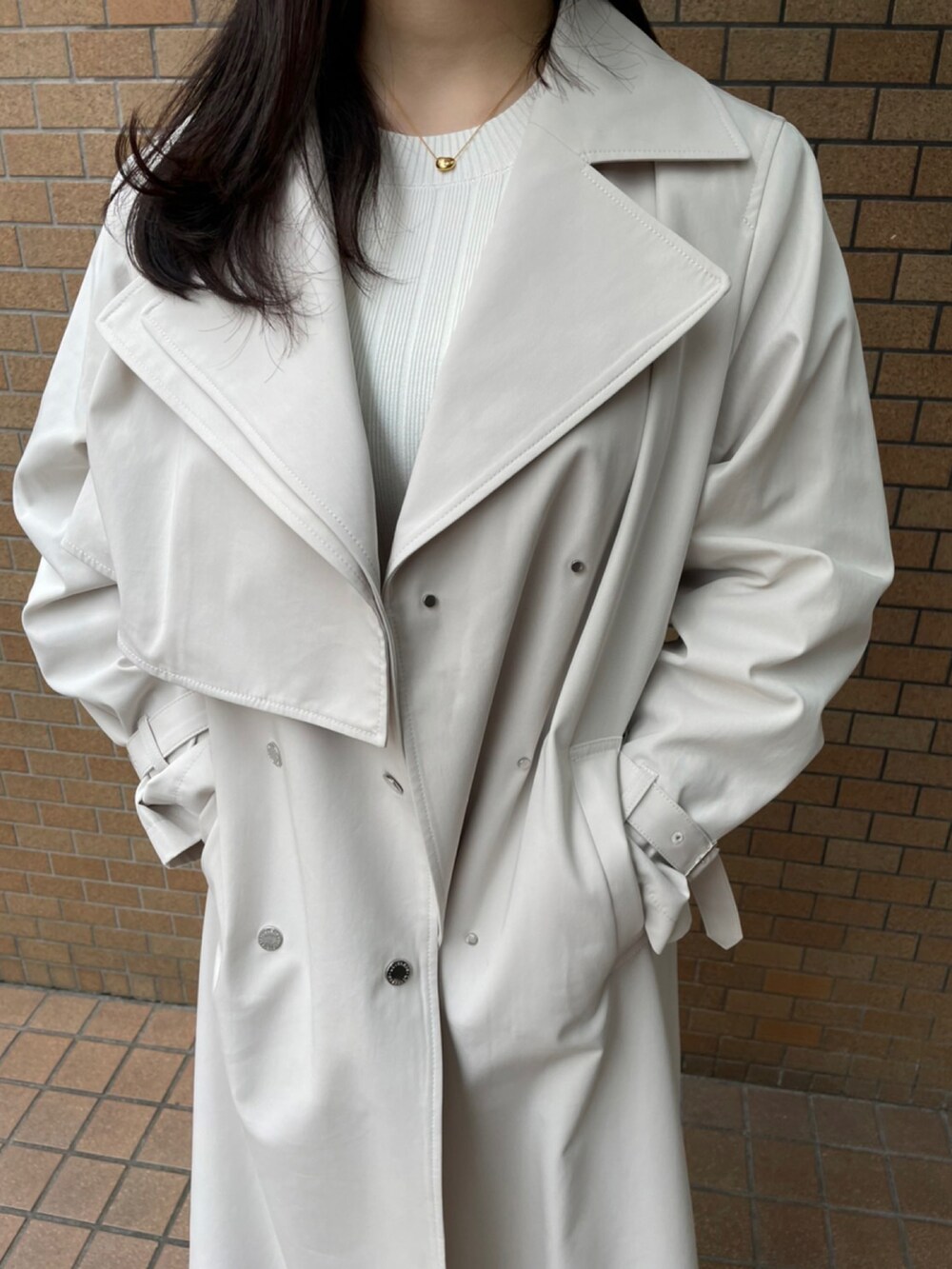 「ワンピース、トレンチコート、お出かけコーデ、大人コーデ、春服、スカートスタイル、春カラー、春コーデ」｜「LOVELESSのアイボリー レイヤードライトトレンチコート（トレンチコート、ホワイト系）」を使った、Imaokaさん（レディース・160cm）の冬コーディネートの2枚目の写真
