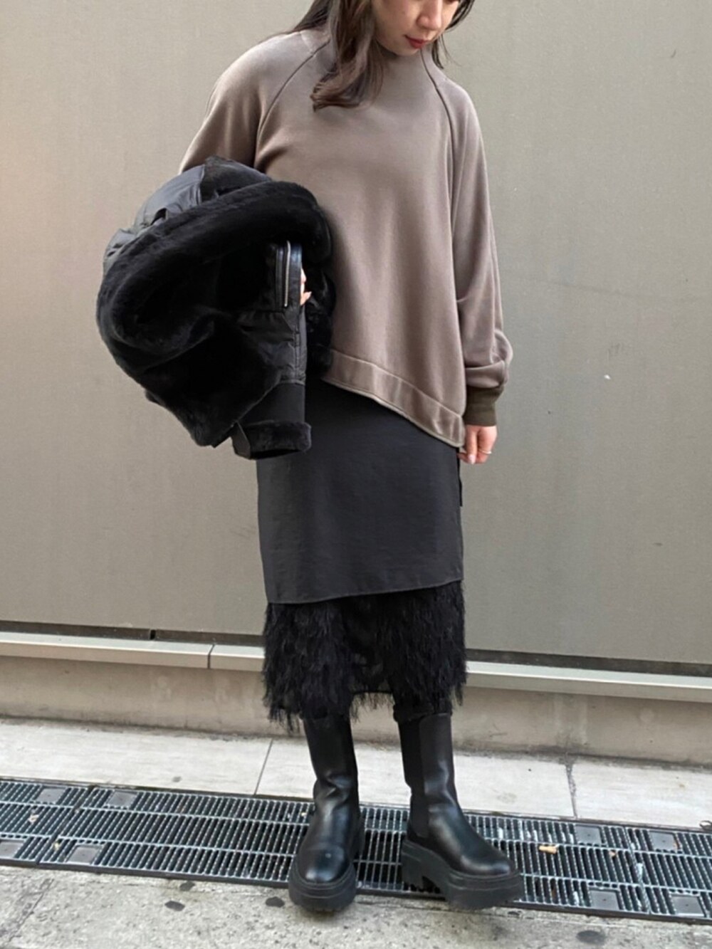 「休日スタイル、キレイめ、モード、モノトーンコーデ、カジュアルコーデ、オトナ女子」｜「LOVELESSの【otona MUSE掲載商品】エコファーコンビラーダースダウン（ダウンジャケット/コート、ブラック系）」を使った、Imaokaさん（レディース・160cm）の冬コーディネートの2枚目の写真