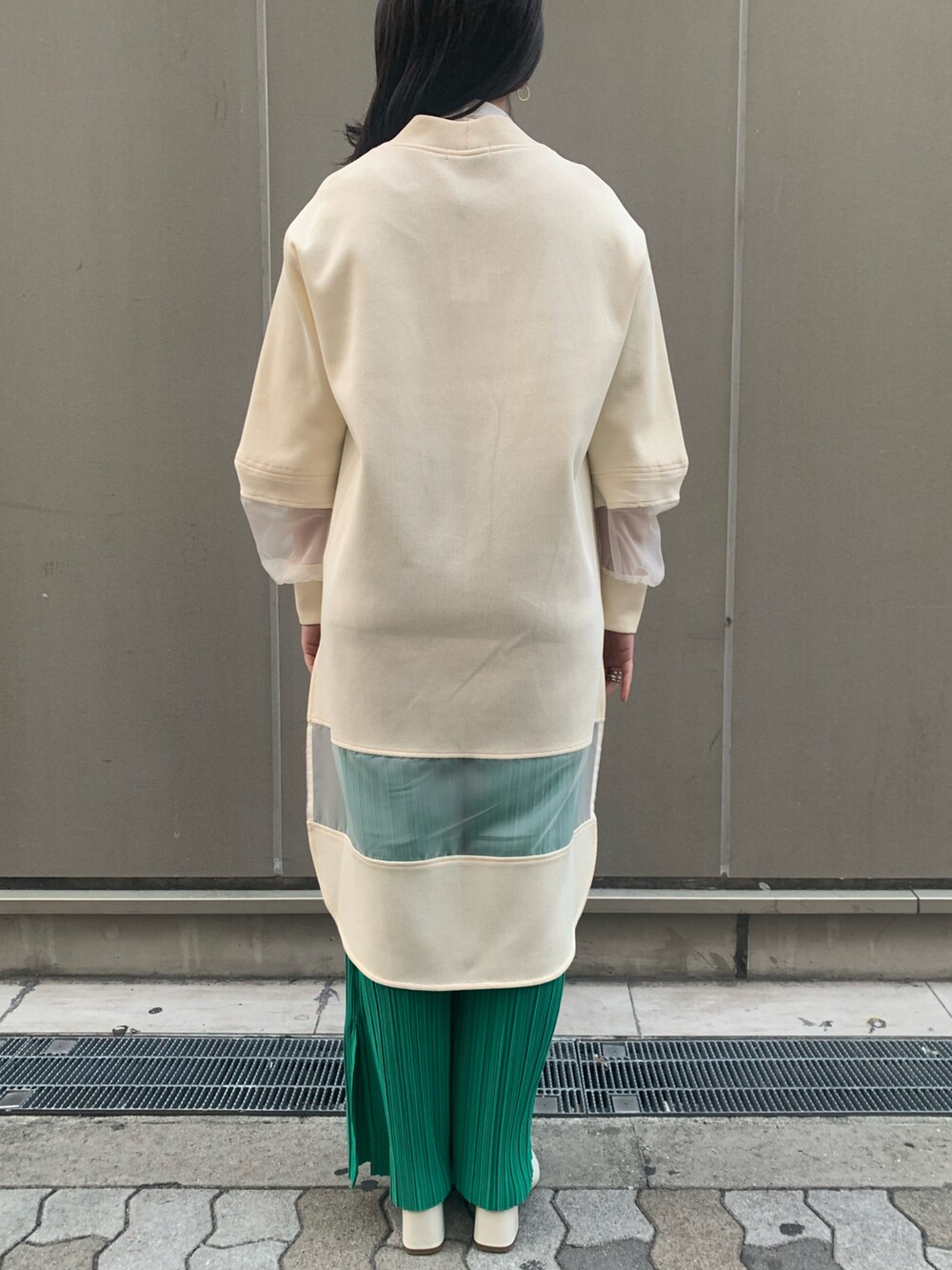 「グリーン、春服、ミニバッグ、カジュアルコーデ、シアーカーディガン、プリーツパンツ、シアートップス、JWPEI」｜「LOVELESSのシアースリーブロングカーディガン（カーディガン/ボレロ、ホワイト系）」を使った、Imaokaさん（レディース・160cm）の春コーディネートの2枚目の写真