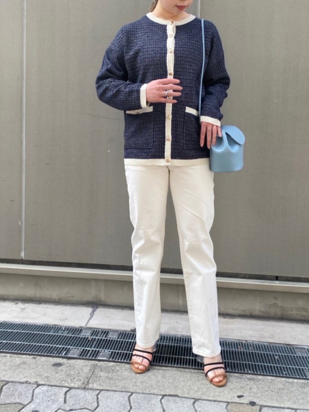「カーディガン、ツイード、白デニム、デニムパンツ、春アウター、春、オトナカジュアル、オトナ女子」｜「LOVELESSの【otona MUSE掲載商品】バイカラー ロングカーディガン（カーディガン/ボレロ、ブルー系）」を使った、Imaokaさん（レディース・160cm）の春コーディネートの2枚目の写真
