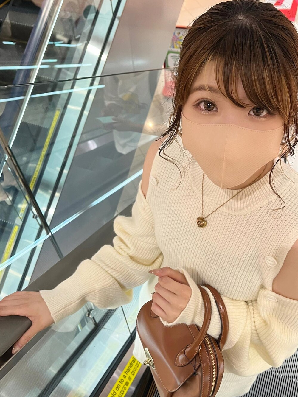 イエロー系のショルダーバッグ、ブラウン系のブーツ、ホワイト系のワンピースを着用したレディースの夏コーディネートの5枚目の写真