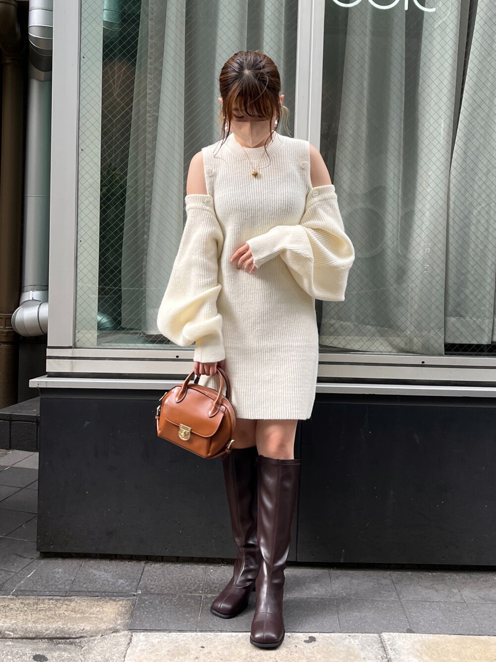 イエロー系のショルダーバッグ、ブラウン系のブーツ、ホワイト系のワンピースを着用したレディースの夏コーディネートの2枚目の写真