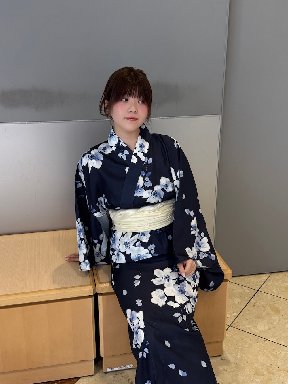 ブルー系の浴衣を着用したレディースの春コーディネートの5枚目の写真
