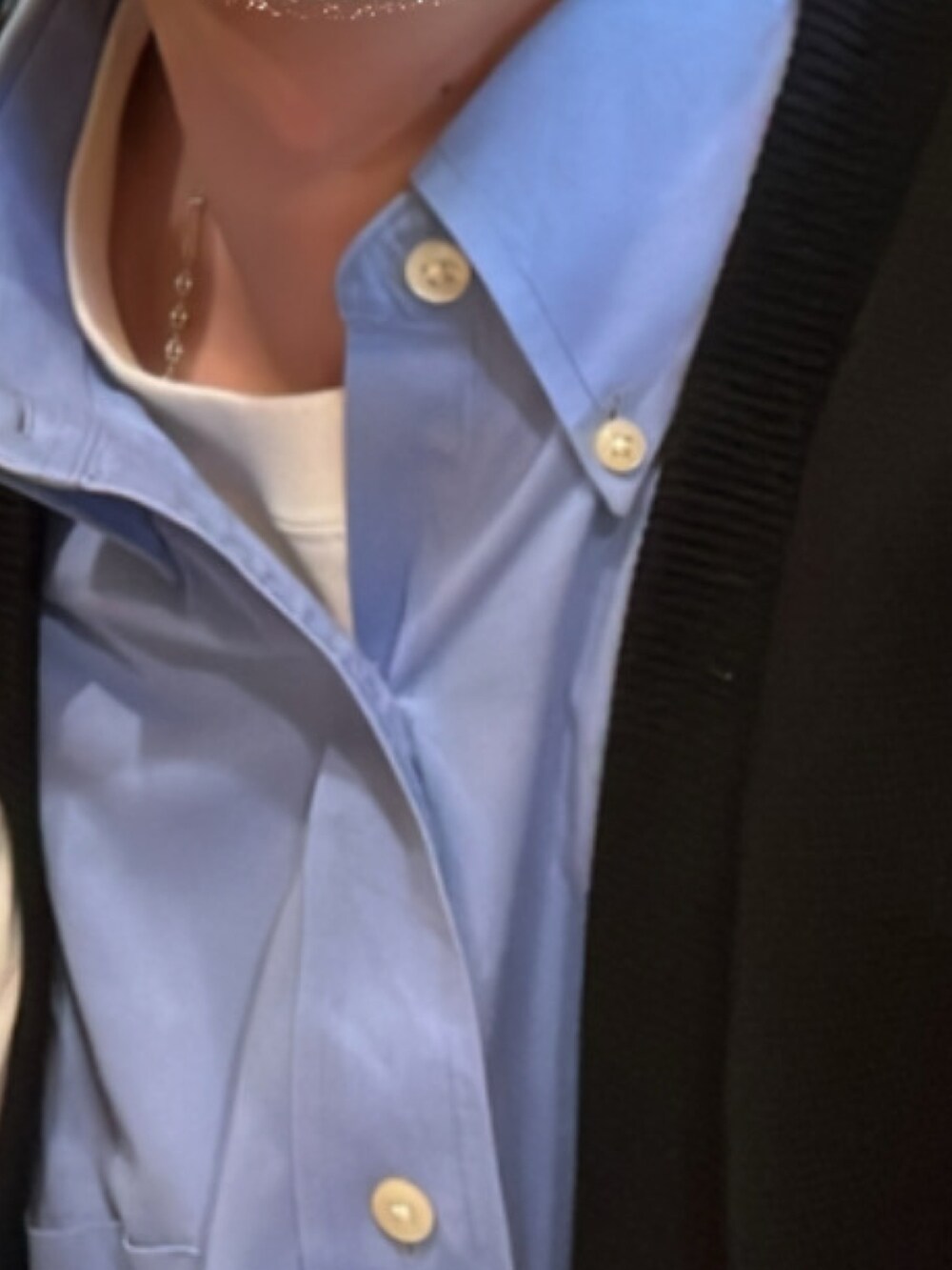 ブラック系のカーディガン/ボレロを着用したメンズの春コーディネートの3枚目の写真