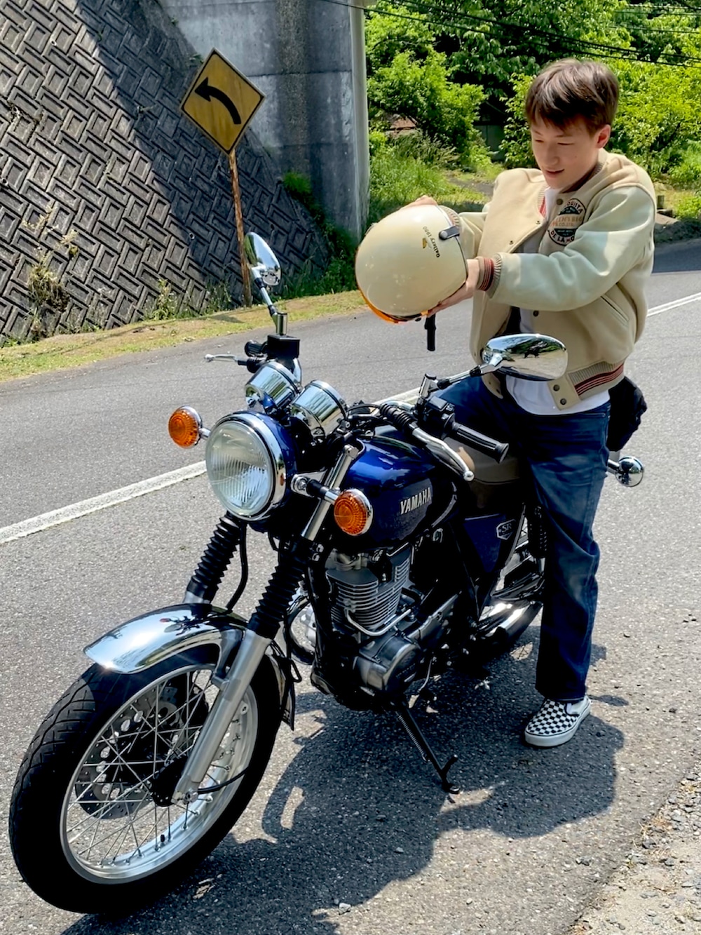 「夏コーデ、バイク、高校生、デニム、スタジャン、Tシャツ、白Tシャツ、VANS、ヴィンテージ、通学コーデ、16歳」｜「MEN'S BIGIのアイテム（スタジャン、ベージュ系）」を使った、shin5netさん（メンズ・167cm）の春コーディネートの3枚目の写真