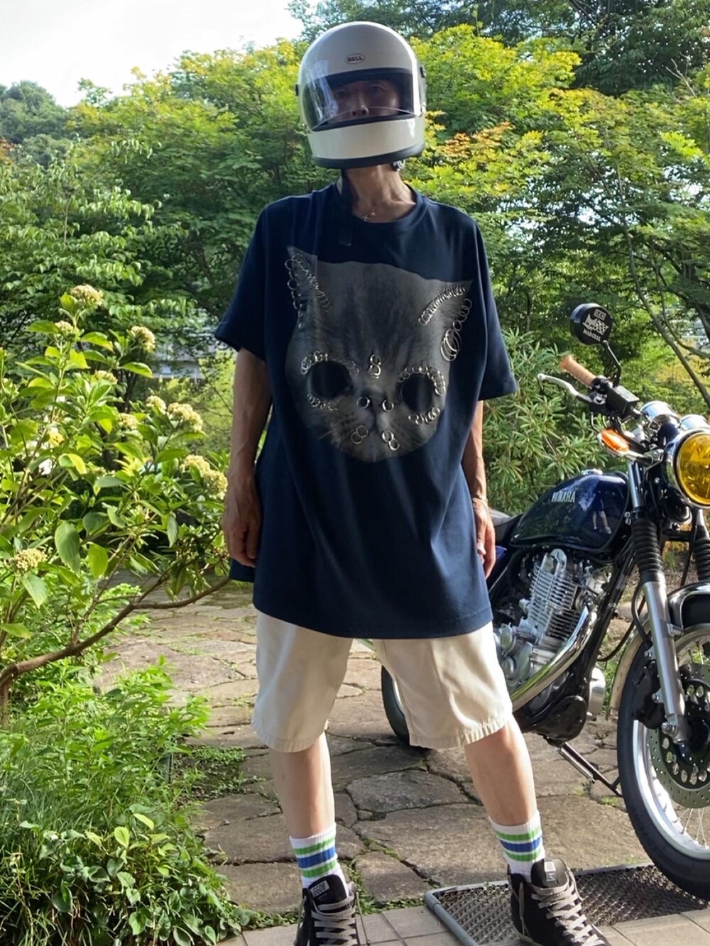ブルー系のTシャツ/カットソー、ベージュ系のチノパンツ、ブルー系のスニーカーを着用したメンズの夏コーディネートの2枚目の写真