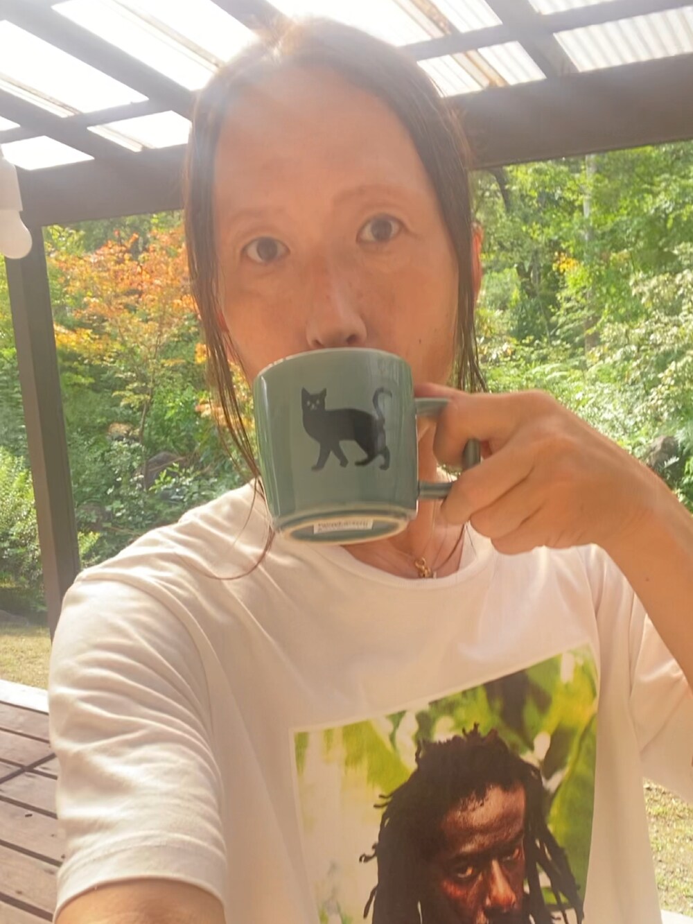 ホワイト系のTシャツ/カットソー、レッド系のパンツ、シルバー系のネックレスを着用したメンズの秋コーディネートの2枚目の写真