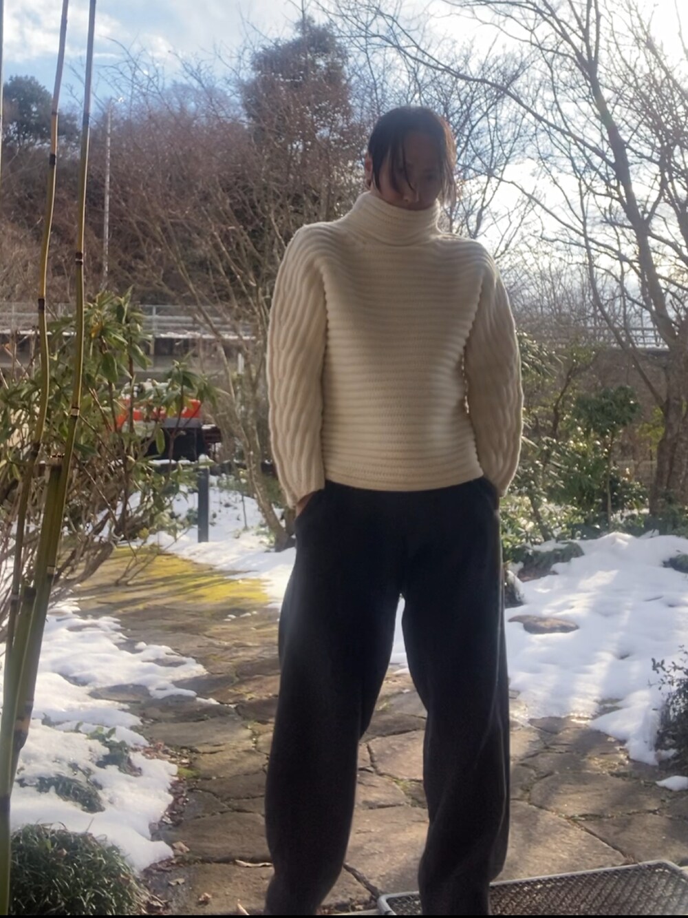 ホワイト系のニット/セーター、グレー系のその他パンツ、グレー系のサンダルを着用したメンズの冬コーディネートの3枚目の写真