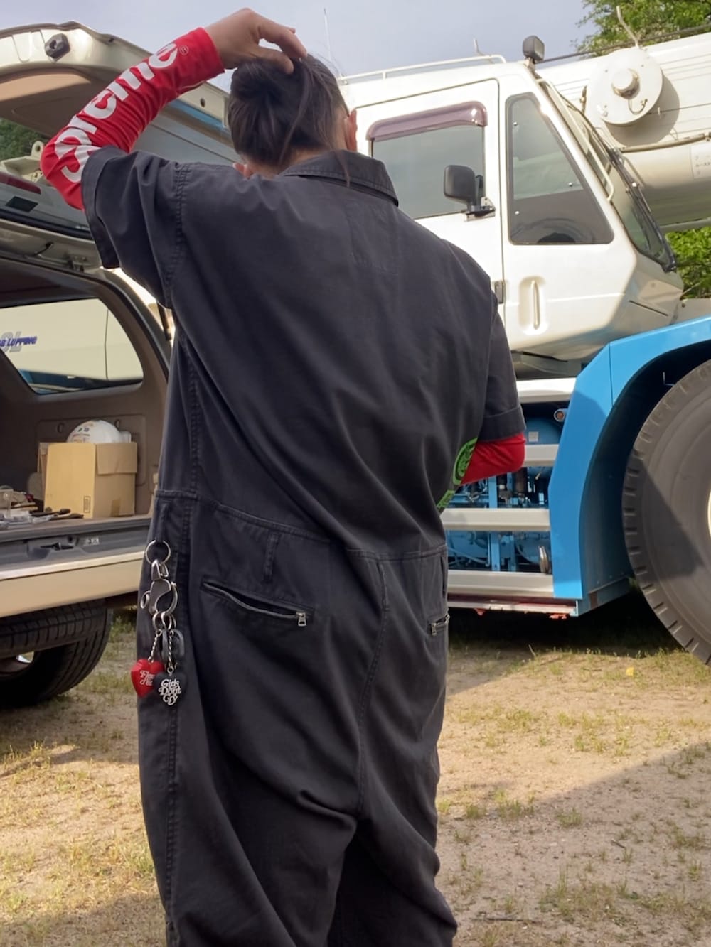 「つなぎ、ストリート、street、streetstyle、ストリートコーデ、ブラック、レッド、supreme、オールインワン、ゆるコーデ」｜「NEIGHBORHOODのアイテム（つなぎ/オールインワン、ブラック系）」を使った、shin5netさん（メンズ・167cm）の春コーディネートの3枚目の写真
