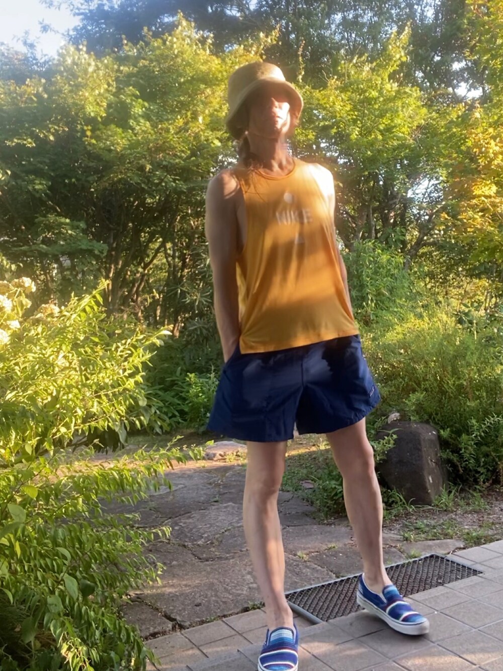 「夏コーデ、夏、タンクトップ、NIKE、patagonia、ハーフパンツ、VANS、スリッポン、バケットハット、フェススタイル」｜「フィットシステムのアイテム（帽子、ベージュ系）」を使った、shin5netさん（メンズ・167cm）の夏コーディネートの3枚目の写真