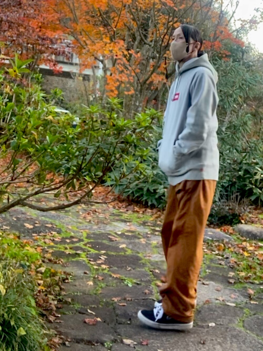 「supreme、パーカー、スニーカー、ストリート、つなぎ、秋のコーデ、冬コーデ、アウトドアスタイル」｜「Supreme のアイテム（パーカー、グレー系）」を使った、shin5netさん（メンズ・167cm）の冬コーディネートの2枚目の写真