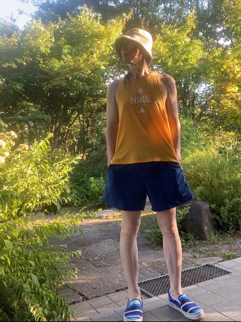 「夏コーデ、夏、タンクトップ、NIKE、patagonia、ハーフパンツ、VANS、スリッポン、バケットハット、フェススタイル」｜「フィットシステムのアイテム（帽子、ベージュ系）」を使った、shin5netさん（メンズ・167cm）の夏コーディネートの2枚目の写真